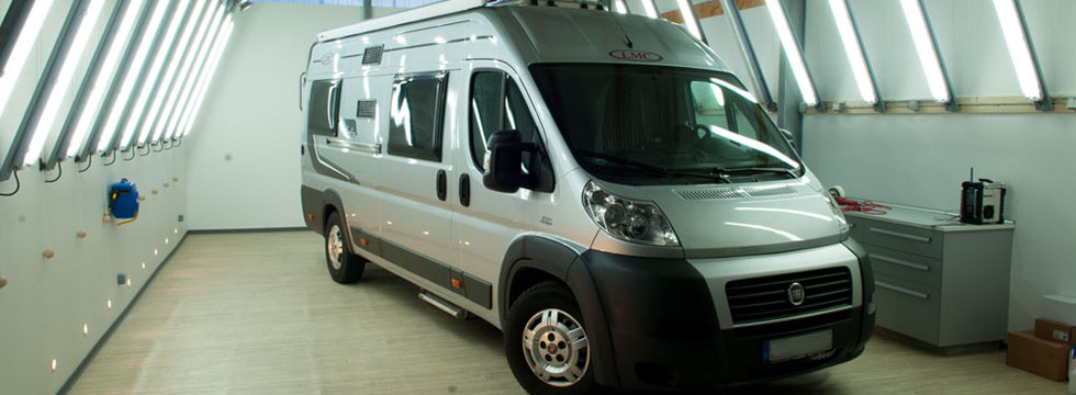 Fahrzeugaufbereitung in großen, hochmodernen Lichtkabinen